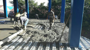 مرحله بتنریزی در ساخت سقف عرشه فولادی